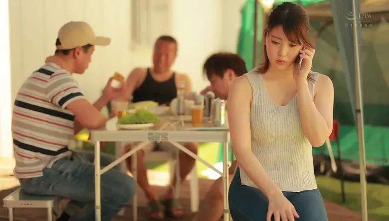 Chồng yêu khờ để người vợ tham gia sự kiện cắm trại với mấy gã nhà kề bên và cái kết