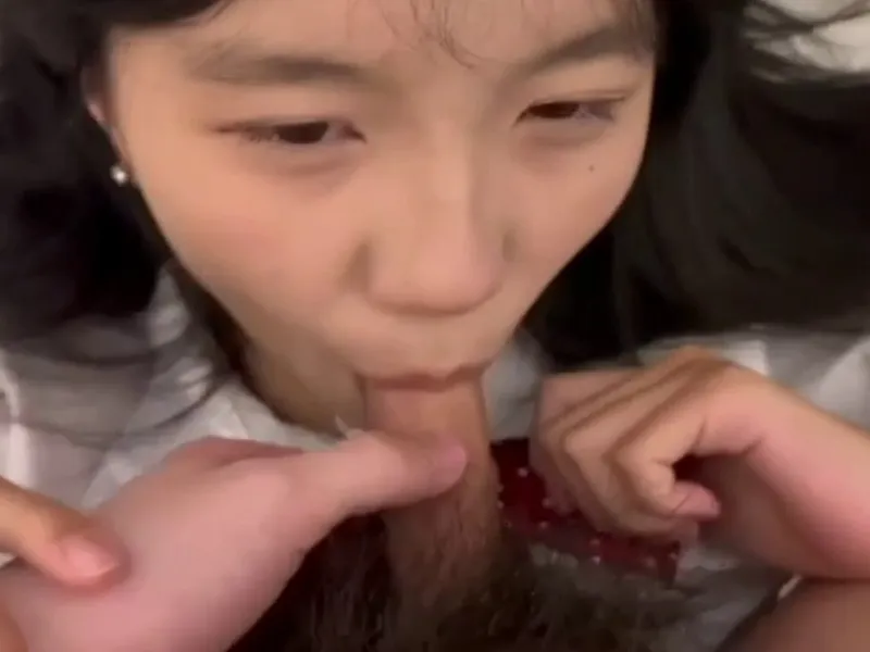 Em loli dễ thương mút thằng nhỏ biến em thành con em đào nứng p2